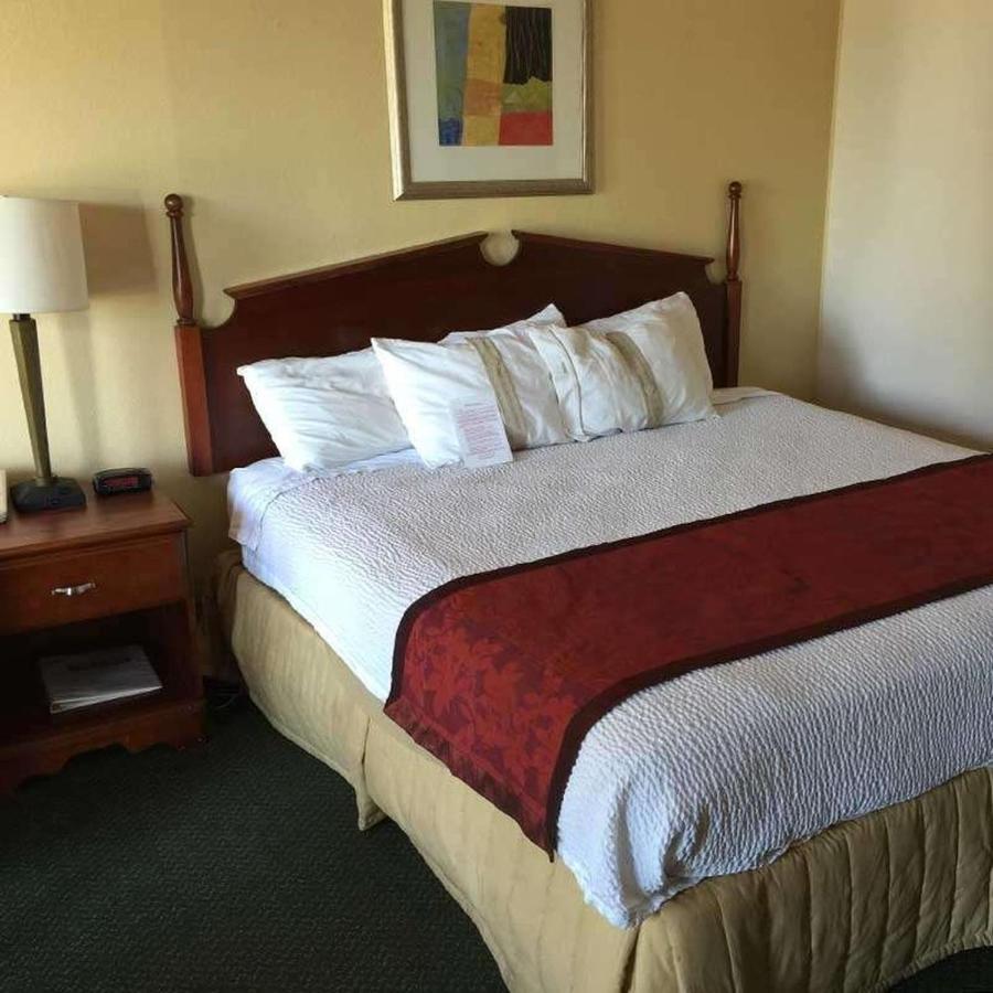 Astoria Hotel Danville North Екстериор снимка