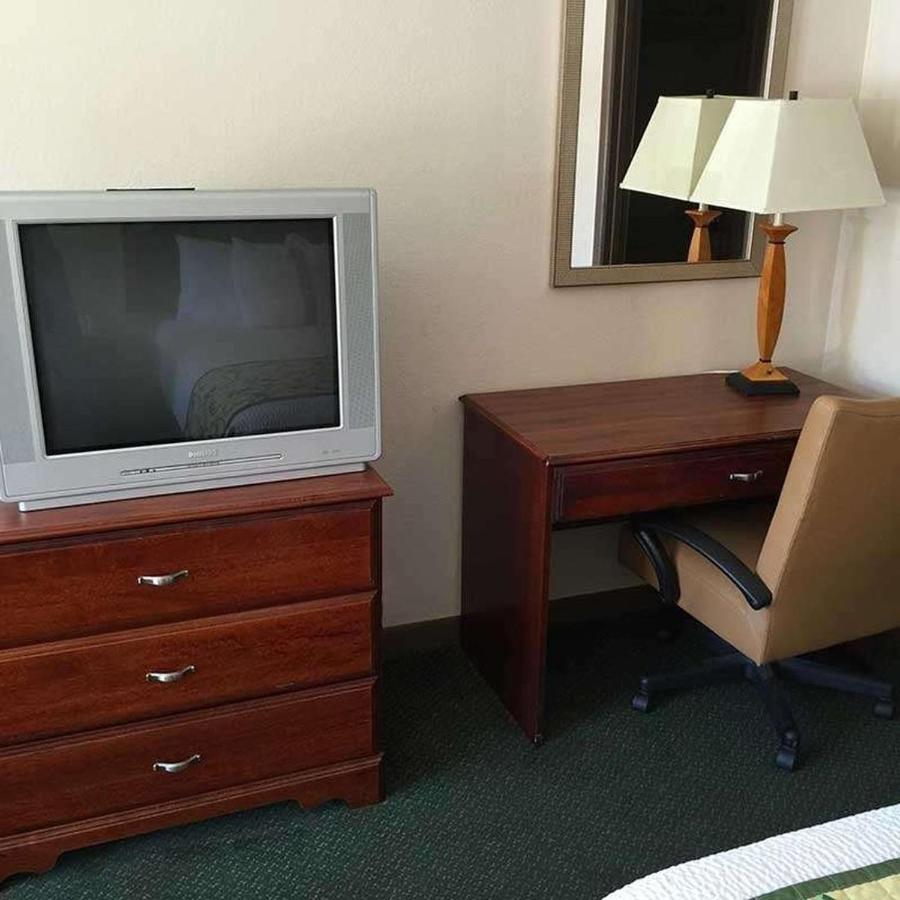 Astoria Hotel Danville North Екстериор снимка