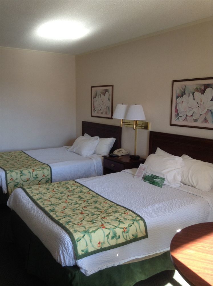 Astoria Hotel Danville North Екстериор снимка