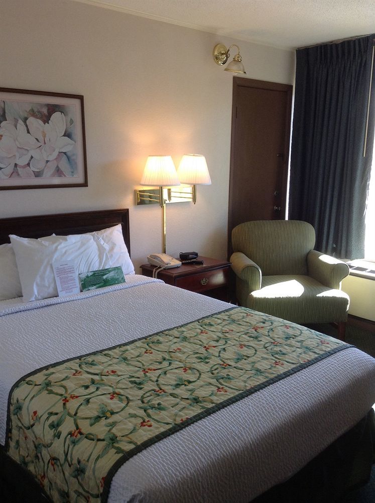 Astoria Hotel Danville North Екстериор снимка
