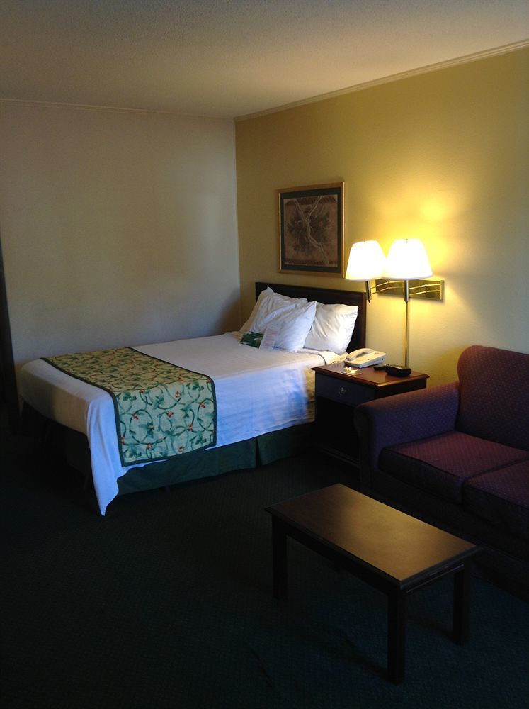 Astoria Hotel Danville North Екстериор снимка