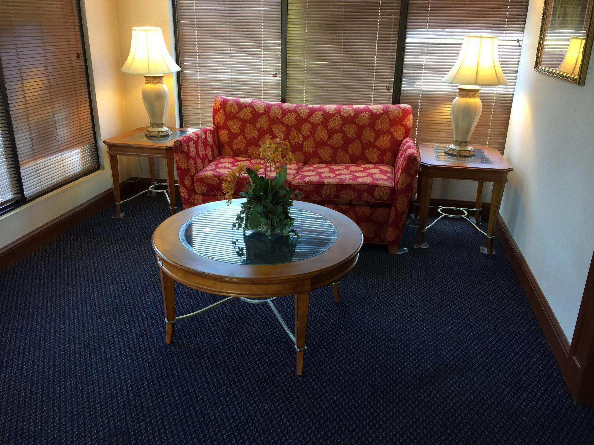 Astoria Hotel Danville North Екстериор снимка