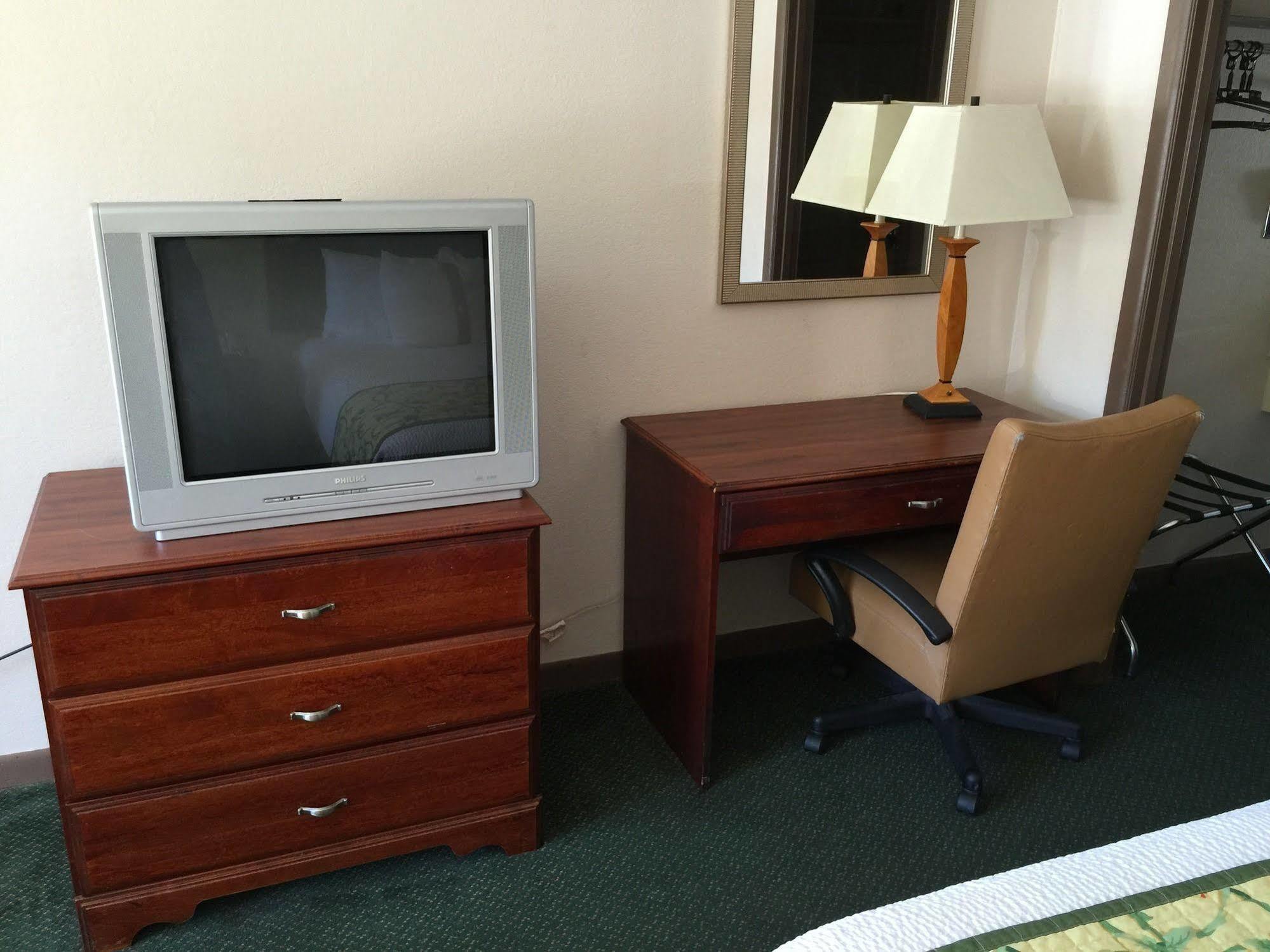 Astoria Hotel Danville North Екстериор снимка