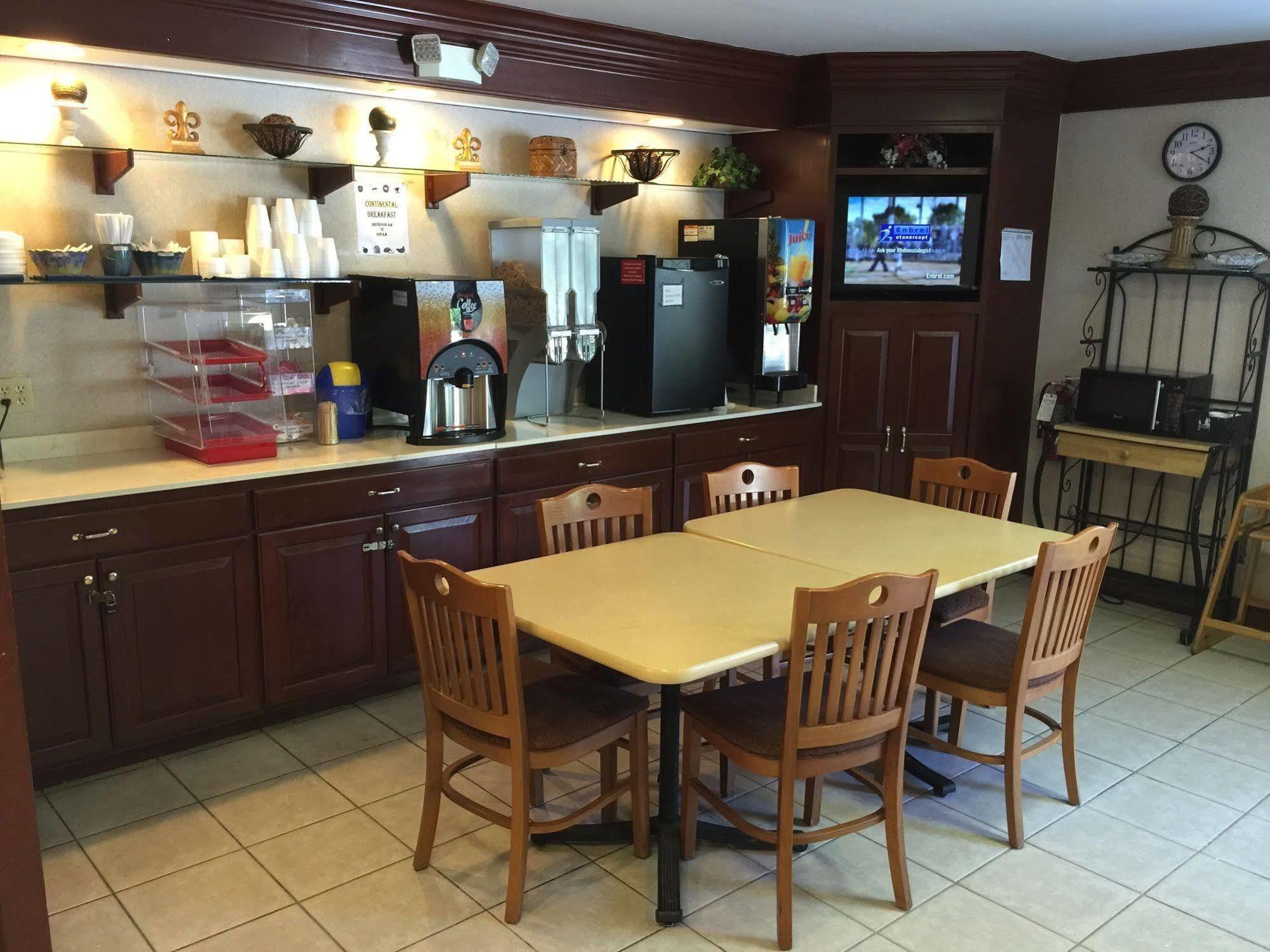 Astoria Hotel Danville North Екстериор снимка