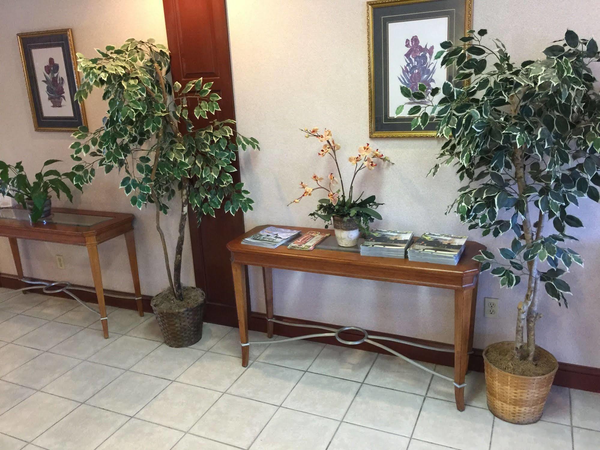 Astoria Hotel Danville North Екстериор снимка